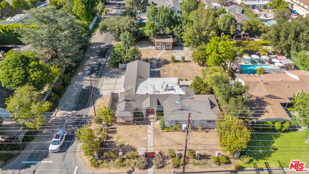 Photo of 23357 Hatteras Street, Woodland Hills, CA 91367 (MLS # 25574163)