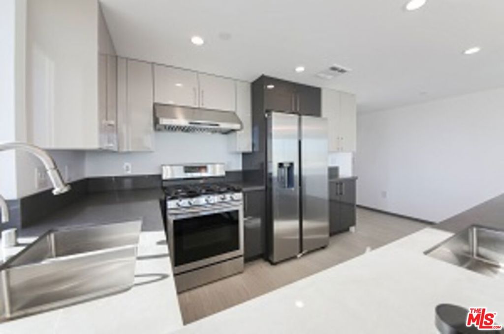 Properties 4 1063 S Wooster Street