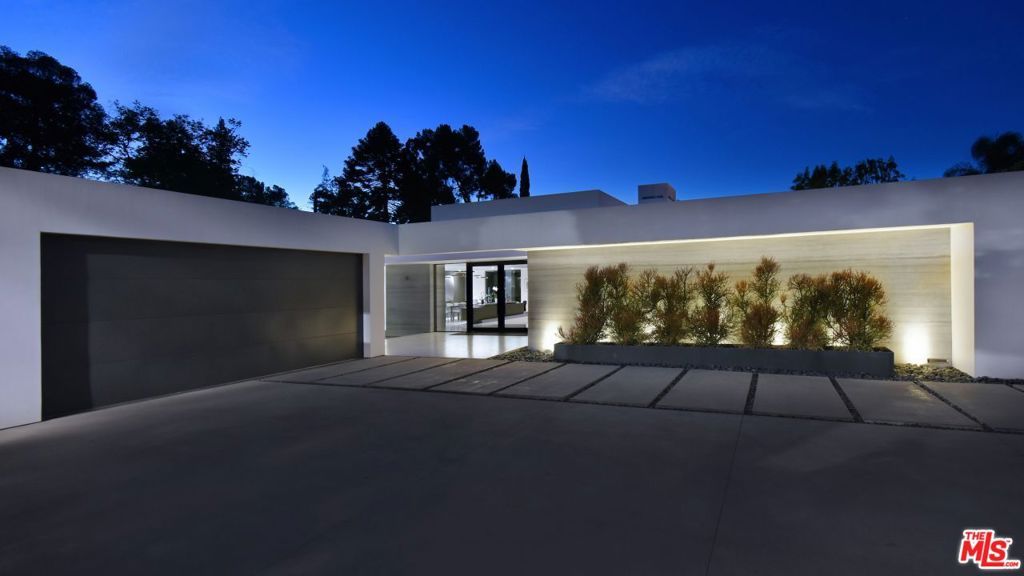 Photo of 16032 VALLEY VISTA Boulevard, Encino, CA 91436 (MLS # 25479313)