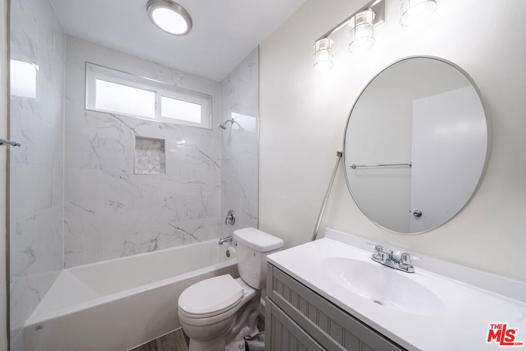 Spacious 1 bed / 1 bath ground-floor unit in a prime Van Nuys location near Valley Glen. Enjoy brand new flooring throughout, a large kitchen with quartz countertops, stainless steel appliances, and updated cabinetry. Bright and airy with oversized windows bringing in natural light. Includes 1 parking space. Conveniently located near shopping, dining, and major transit.