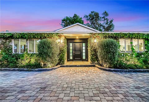 Photo of 22535 Waterbury ST, Woodland Hills, CA 91364 (MLS # SR26160011)