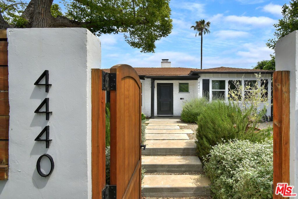 Photo of 4440 Irvine Avenue, Studio City, CA 91602 (MLS # 26666395)