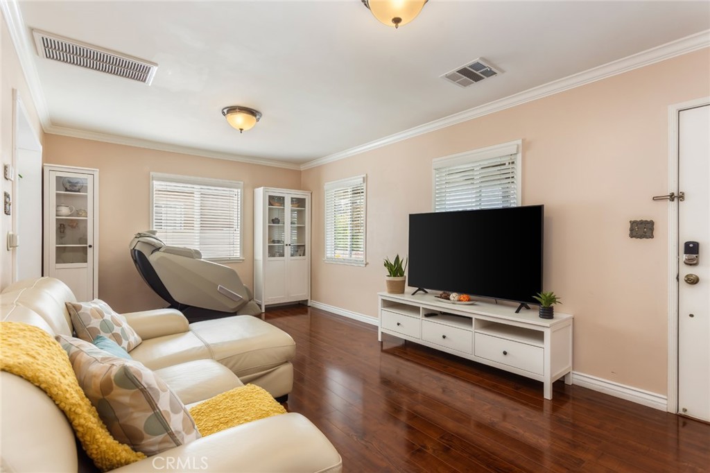 1632 W Gardena Boulevard