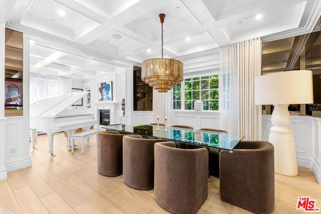 Photo of 5000 Petit Avenue, Encino, CA 91436 (MLS # 26659189)