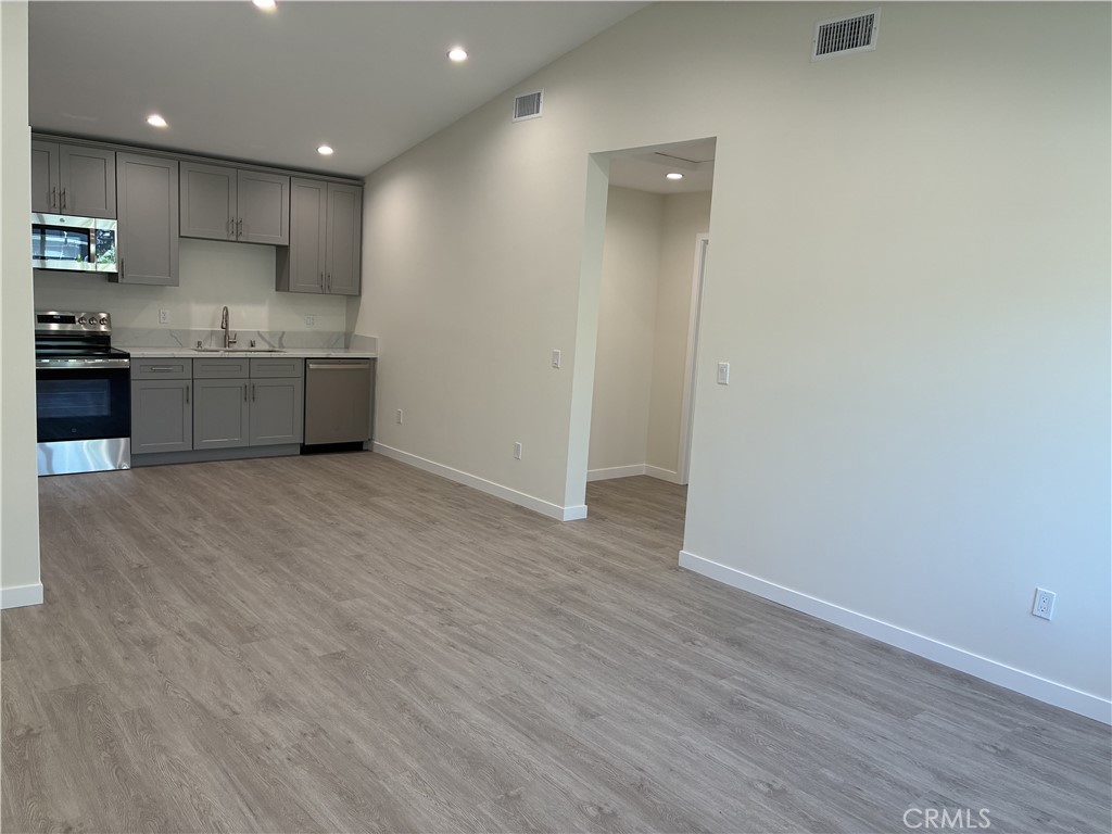 Brand New built ADU in Prime North Hills neighborhood. Step into luxury – everything is brand new, just waiting for you to be the first one to enjoy!
Be the first to live in this newly built ADU featuring: 2 spacious bedrooms and 2 full bathrooms, High ceilings for an open, airy feel, Modern kitchen with new appliances, Private entrance and separate utilities Located. Close to shops, dining, & freeway.