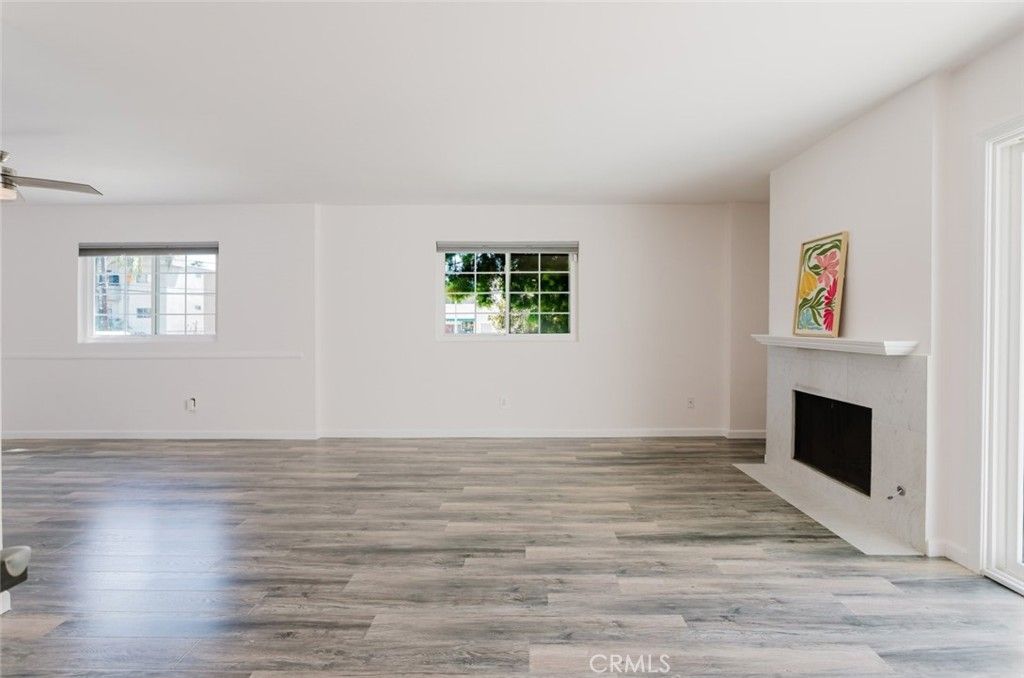 Photo of 18643 Burbank Blvd #7, Tarzana, CA 91356 (MLS # SR26083266)