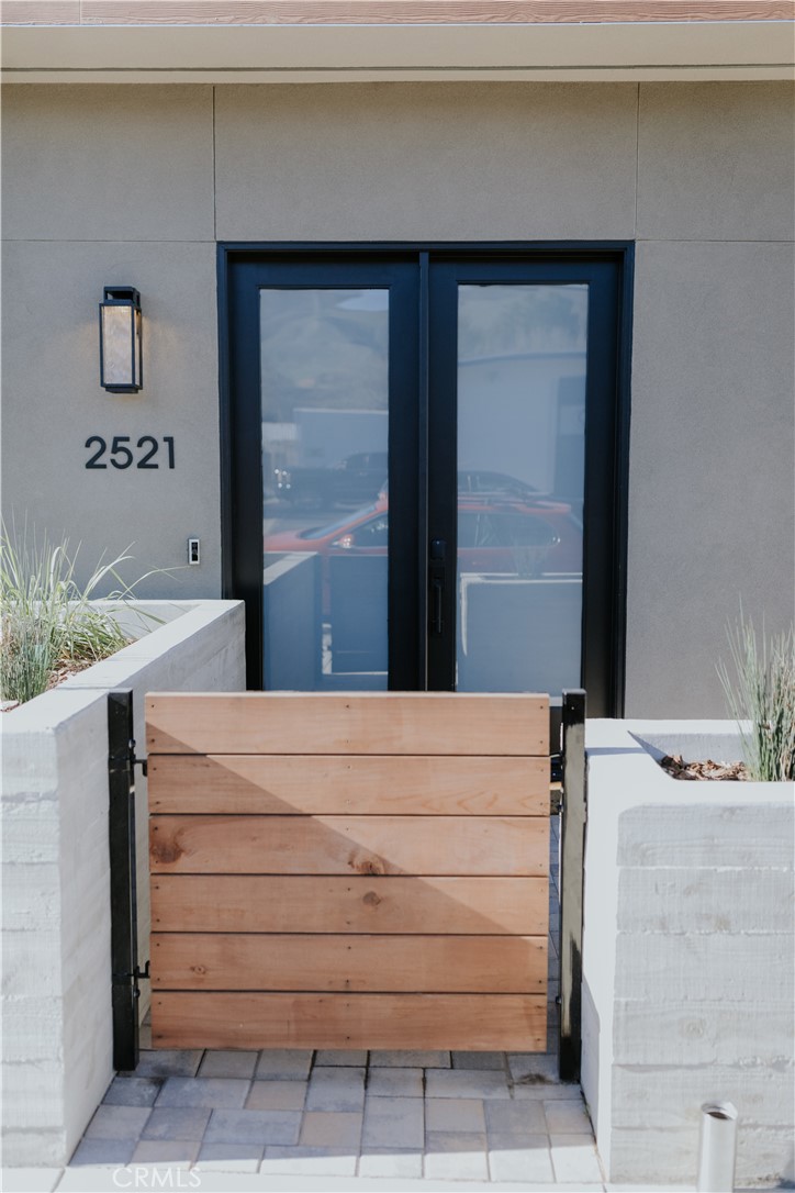 2521 Victoria Avenue