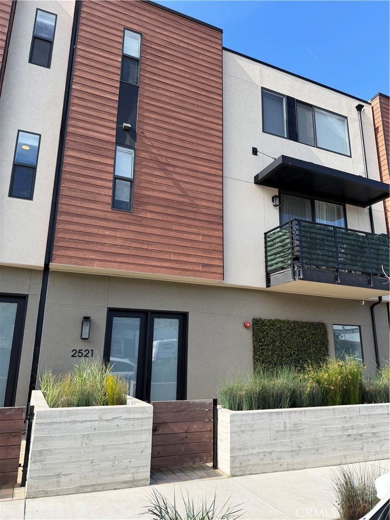 2521 Victoria Avenue