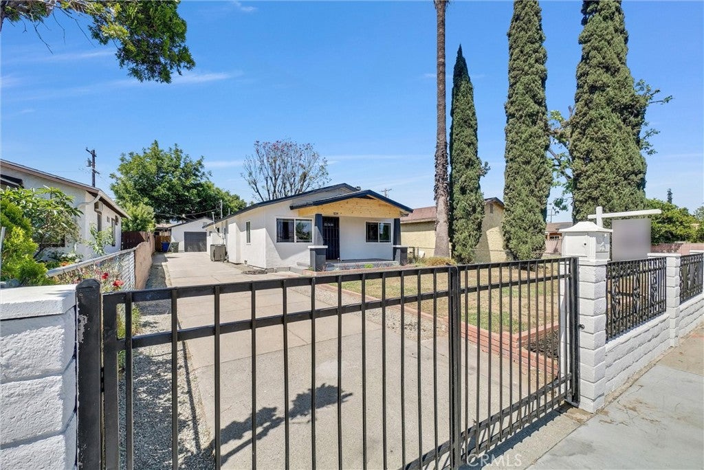 1039 E Elma St