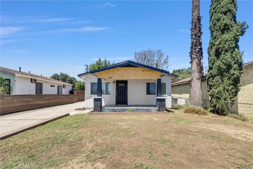 1039 E Elma