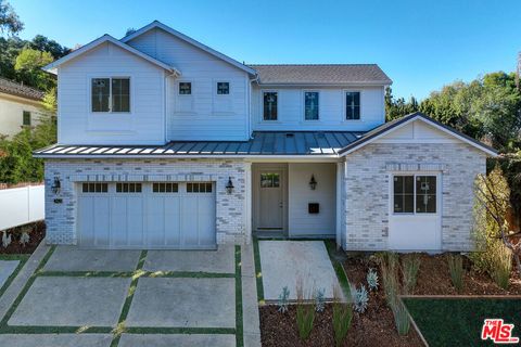 Photo of 4241 Woodcliff Road, Sherman Oaks, CA 91403 (MLS # 25620265)