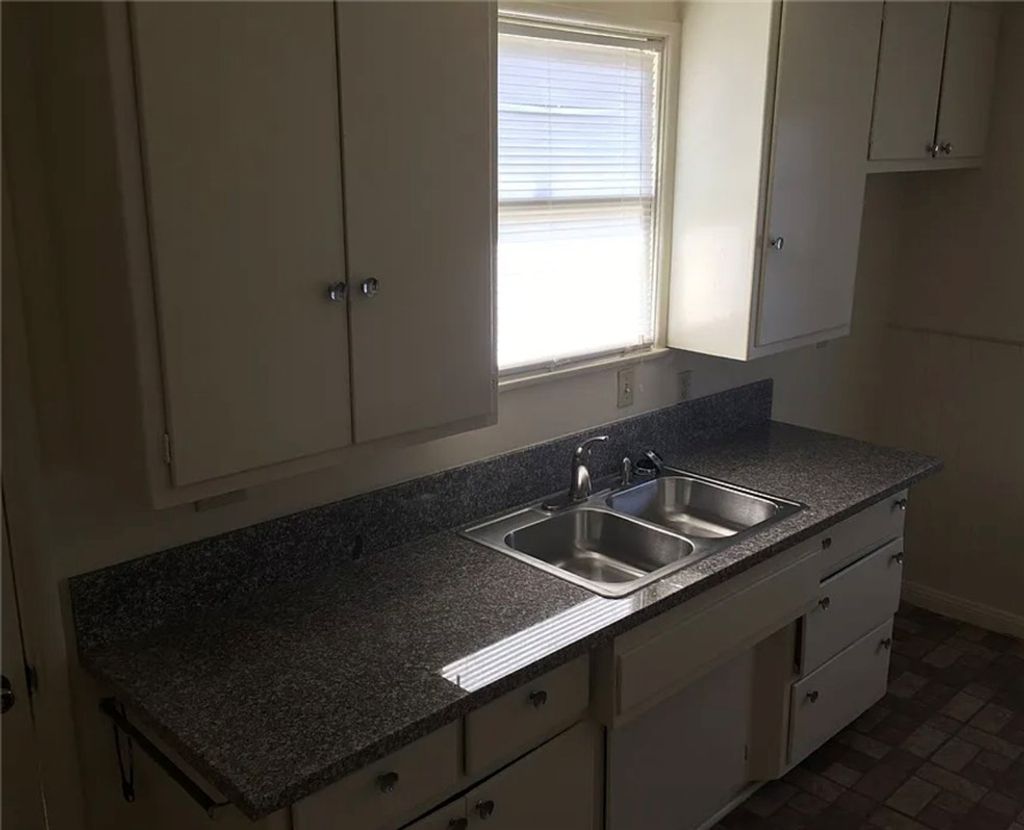 listing image 130727281857293885123