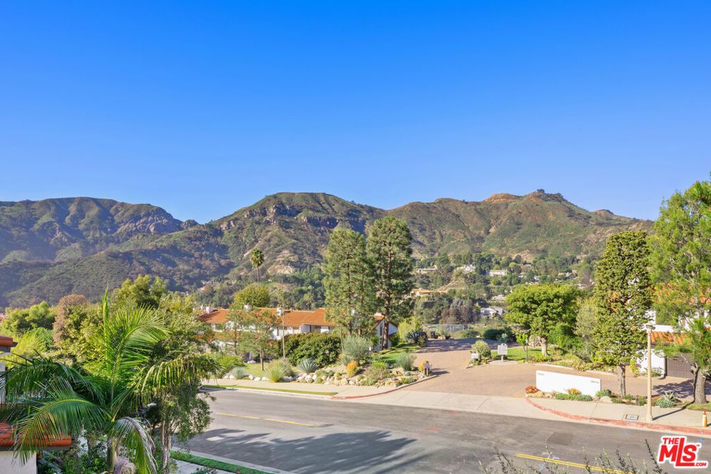 Photo of 1622 Michael Lane, Pacific Palisades, CA 90272 (MLS # 25619739)