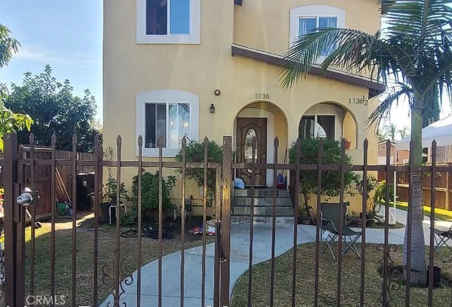 2 STORY DUPLEX FOR RENT! 4 BED 2.5 BATH WITH 2+ CAR PARKING!!
DUPLEX PROPERTY WITH SEPARATE OWN YARD PATIO FOR BABEQUE PARTY, LARGE MODERN KITCHEN WITH APPLIANCES INCLUDED!! (STOVE, AND RANGE HOOD TOP) RECESSED LIGHTING THROUGHOUT WITH MODERN AMENITIES, AND HEAT, TANKLESS WATER HEATER, LAUNDRY CONNECTIONS IN LAUNDRY CLOSET, ALLEY ENTRY, CLOSE TO METRO LINK AND PUBLIC TRANSPORTATION, SCHOOLS, PARK!
1.WATER BILL PAID BY LANDLORD
2.DUPLEX HOUSE, FRONT HOUSE
3. NEAR PUBLIC TRANSPORTATION AND METRO STATTION
4.VERY HUGE LIVING SPACE
5.SEPARATE OWN YARD FOR BABEQUE
6.GRANITE COUNTER TOP
7.ALL LAMINATED WOOD FLOOR
8.GAS OVEN, MICROWAVE
9. WASHER DRYER HOOK UPS
10.WINDOW SCREEN,WINDOW BLINDS
11. HOT WATER HEATER SYSTEM
12. 2 CAR+ PARKING SPACE
