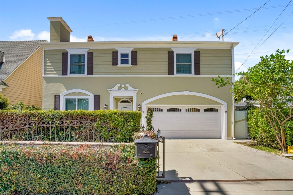 7027 N Muscatel