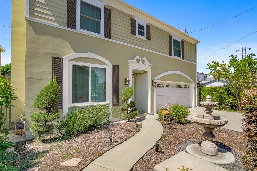 7027 N Muscatel