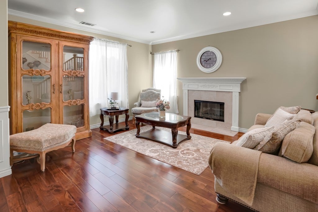 7027 N Muscatel