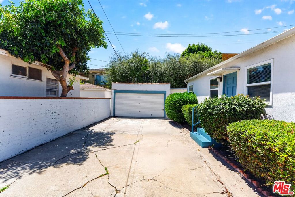 1941 Barry Avenue
