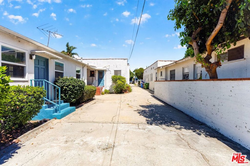 1941 Barry Avenue
