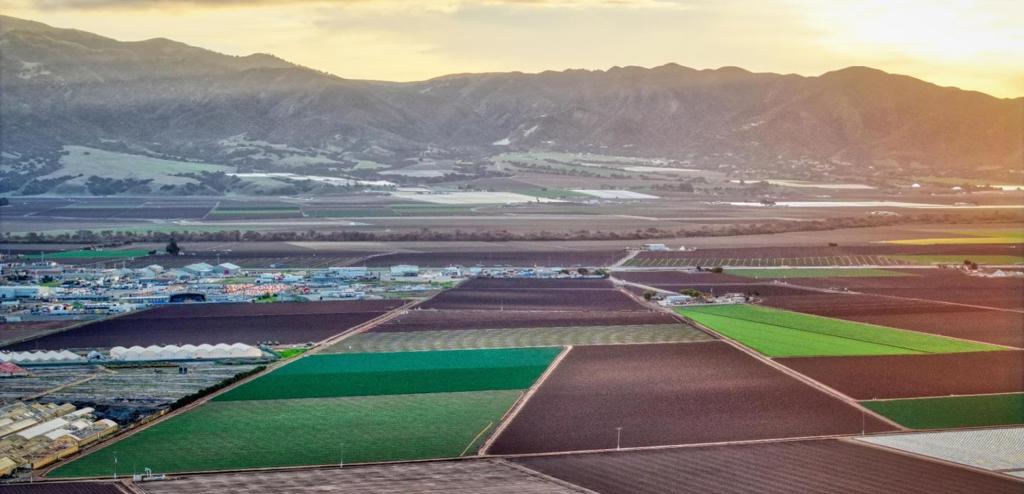 Prime 106-acre farm in Salinas' top agricultural region, ideal for row crop production. Located off Eckhardt Rd, this fertile land currently produces broccoli and has grown various vegetables. A high-output well delivers 800 GPM. Includes two homes, a mobile home, and an industrial workshop. Perfect for farmers or investors looking to expand!