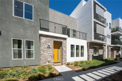 Photo of 27456 Stipa Place, Valencia, CA 91381 (MLS # SR26003552)