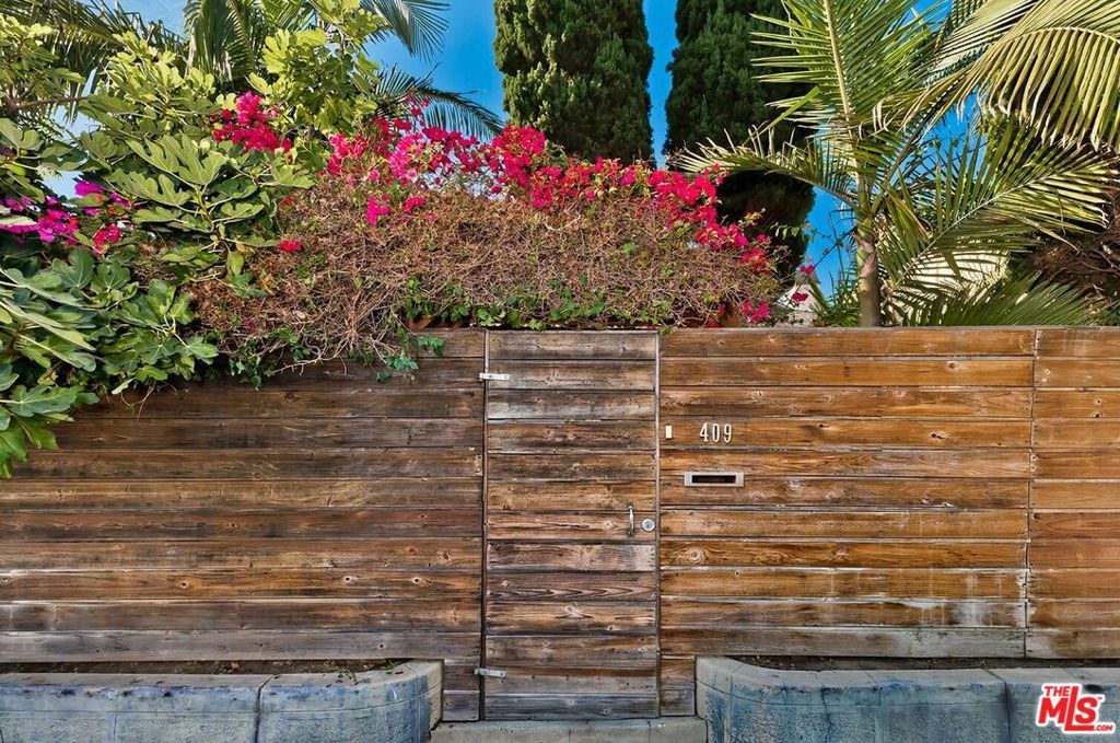 Photo of 409 Westminster Avenue, Venice, CA 90291 (MLS # 25619589)