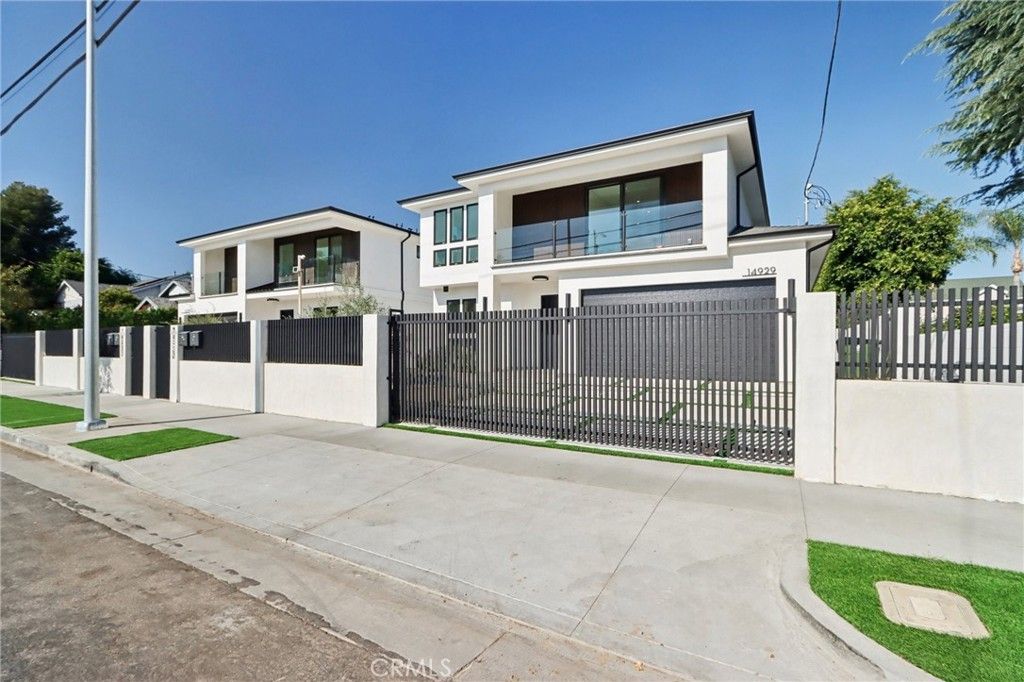 Photo of 14929 Vose Street, Van Nuys, CA 91405 (MLS # SR25262644)