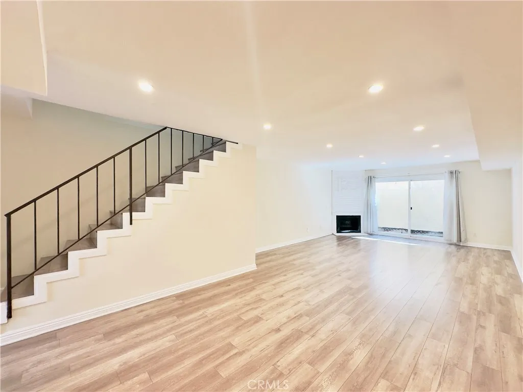 Burbank, California 91501, United States, 2 Bedrooms Bedrooms, ,3 BathroomsBathrooms,Residential,Pending,181473