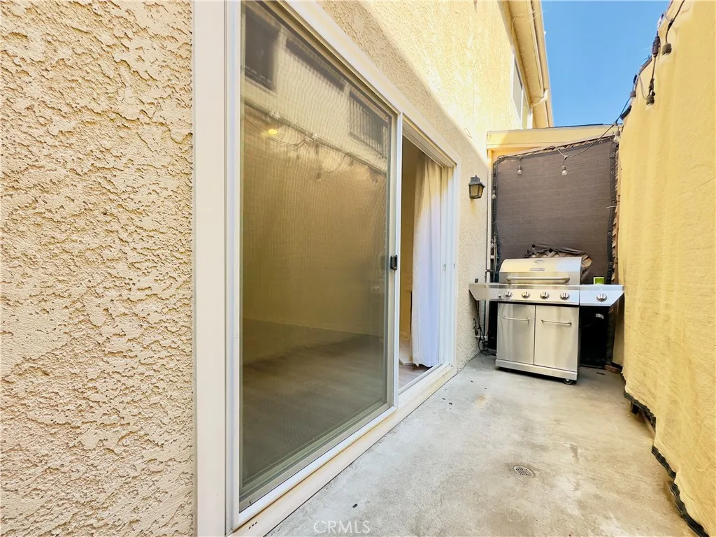 Burbank, California 91501, United States, 2 Bedrooms Bedrooms, ,3 BathroomsBathrooms,Residential,Pending,181473