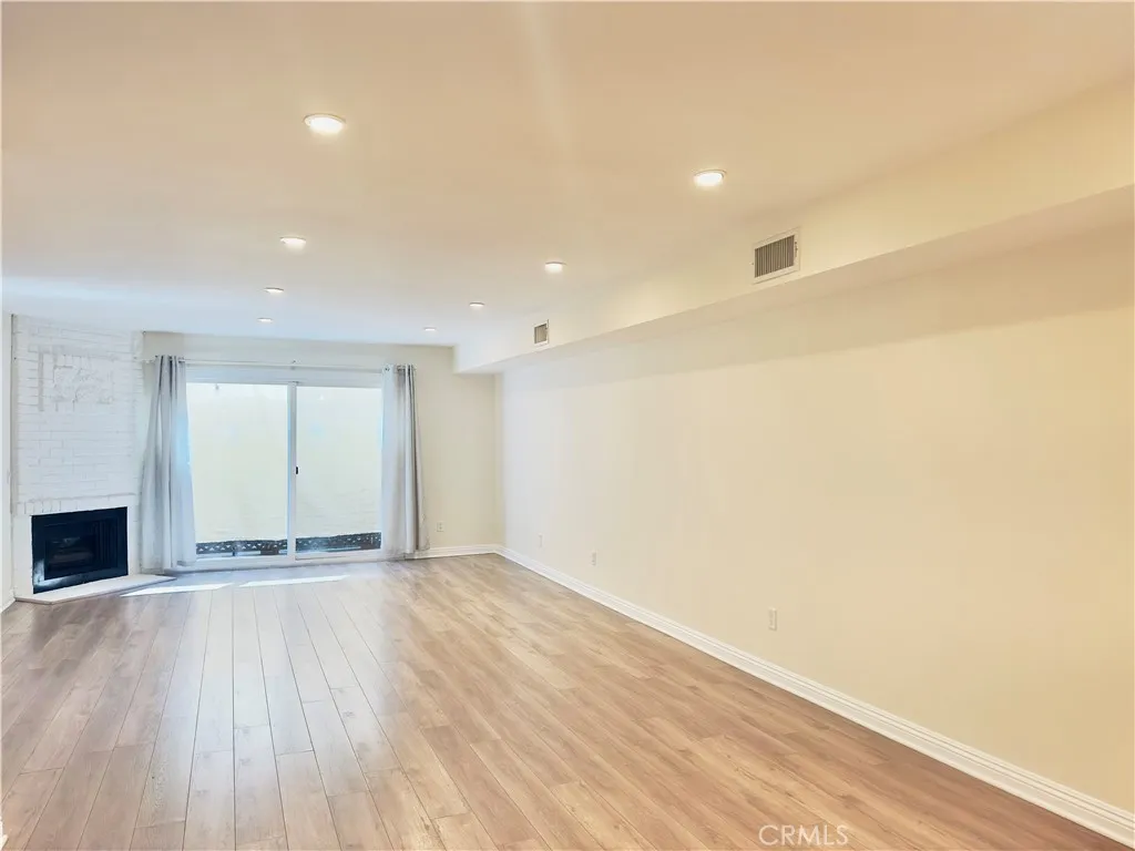 Burbank, California 91501, United States, 2 Bedrooms Bedrooms, ,3 BathroomsBathrooms,Residential,Pending,181473