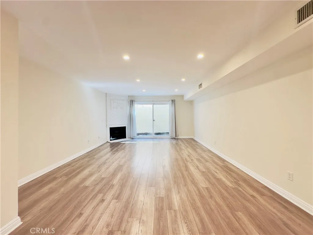 Burbank, California 91501, United States, 2 Bedrooms Bedrooms, ,3 BathroomsBathrooms,Residential,Pending,181473