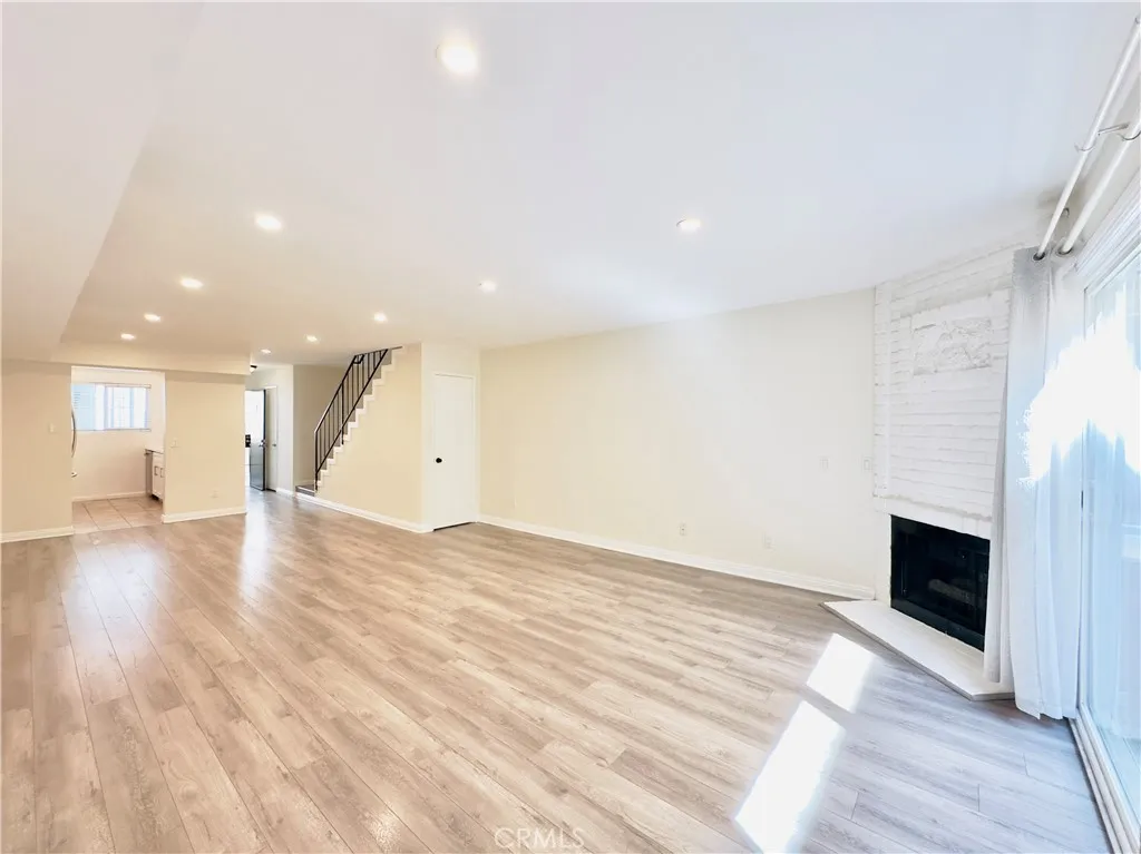 Burbank, California 91501, United States, 2 Bedrooms Bedrooms, ,3 BathroomsBathrooms,Residential,Pending,181473