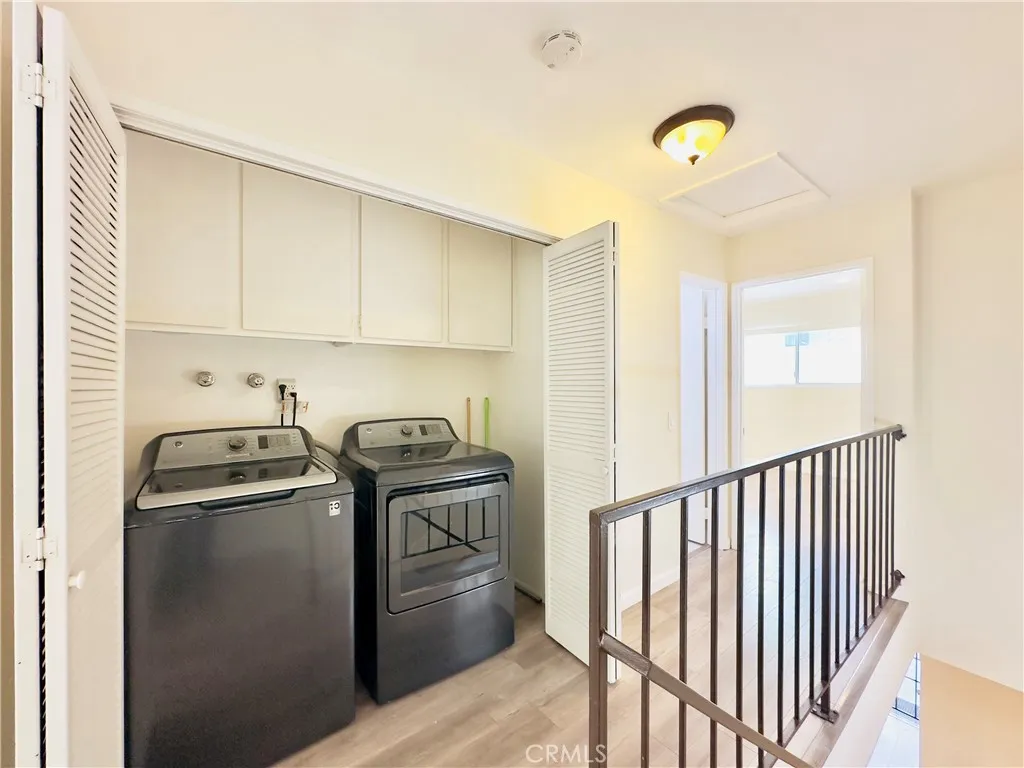 Burbank, California 91501, United States, 2 Bedrooms Bedrooms, ,3 BathroomsBathrooms,Residential,Pending,181473