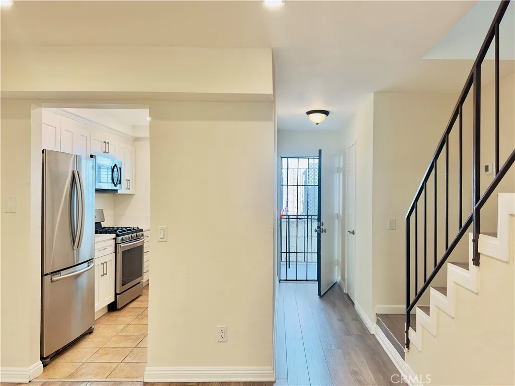 Burbank, California 91501, United States, 2 Bedrooms Bedrooms, ,3 BathroomsBathrooms,Residential,Pending,181473