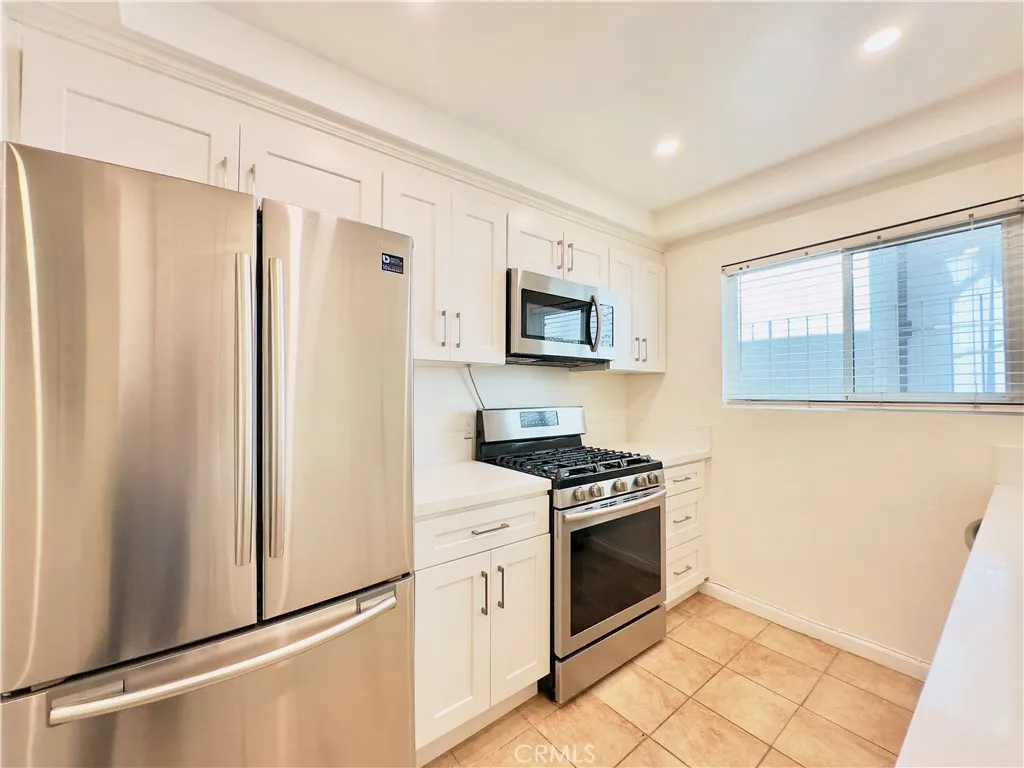 Burbank, California 91501, United States, 2 Bedrooms Bedrooms, ,3 BathroomsBathrooms,Residential,Pending,181473