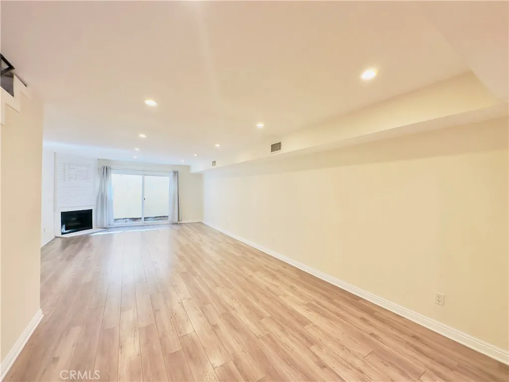 Burbank, California 91501, United States, 2 Bedrooms Bedrooms, ,3 BathroomsBathrooms,Residential,Pending,181473