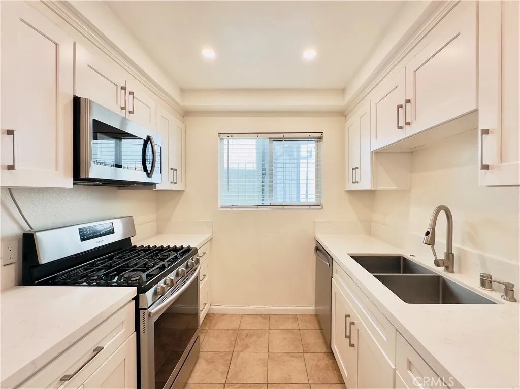 Burbank, California 91501, United States, 2 Bedrooms Bedrooms, ,3 BathroomsBathrooms,Residential,Pending,181473