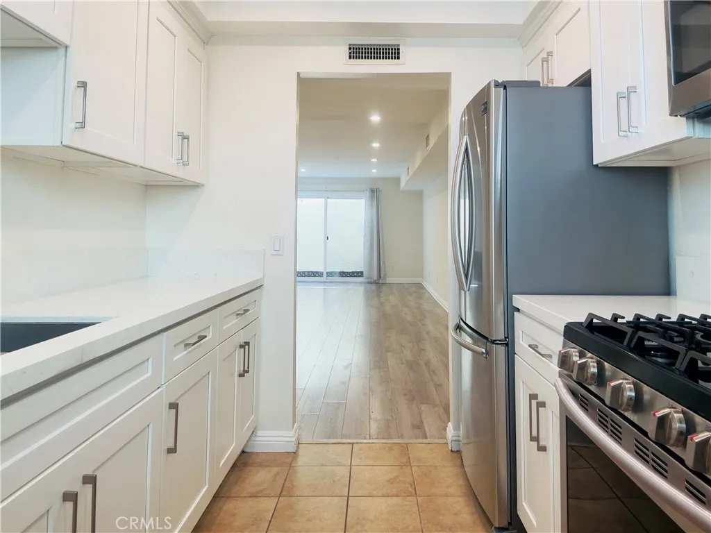 Burbank, California 91501, United States, 2 Bedrooms Bedrooms, ,3 BathroomsBathrooms,Residential,Pending,181473