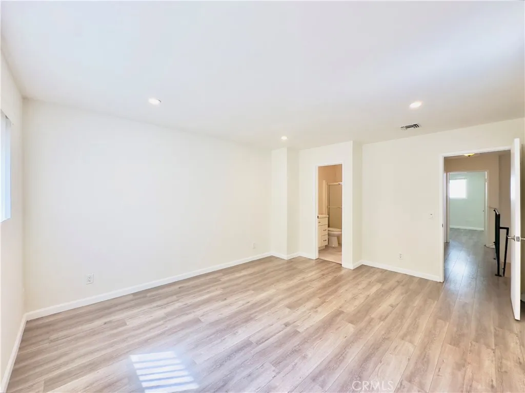 Burbank, California 91501, United States, 2 Bedrooms Bedrooms, ,3 BathroomsBathrooms,Residential,Pending,181473