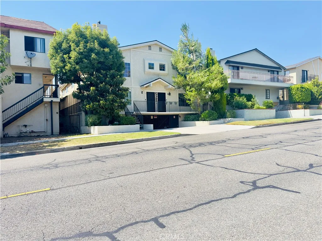 Burbank, California 91501, United States, 2 Bedrooms Bedrooms, ,3 BathroomsBathrooms,Residential,Pending,181473