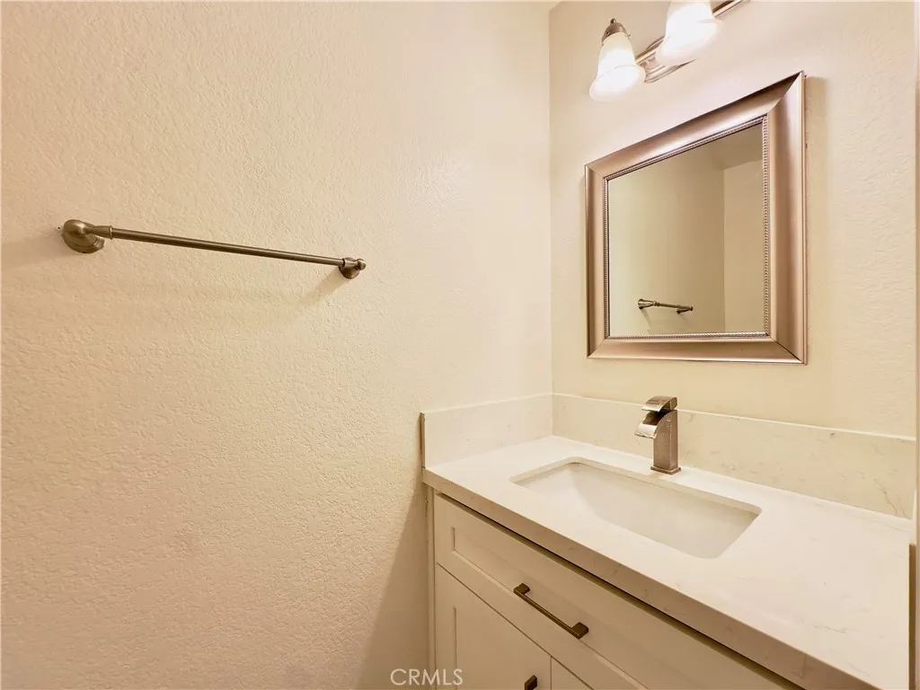 Burbank, California 91501, United States, 2 Bedrooms Bedrooms, ,3 BathroomsBathrooms,Residential,Pending,181473