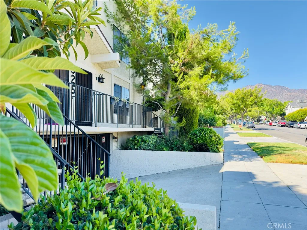 Burbank, California 91501, United States, 2 Bedrooms Bedrooms, ,3 BathroomsBathrooms,Residential,Pending,181473