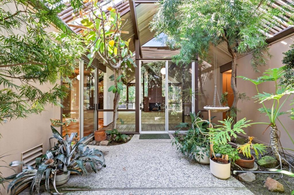 957 Eichler Drive