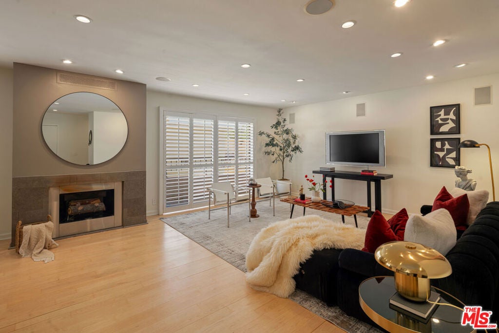 1221 N Kings Road 307