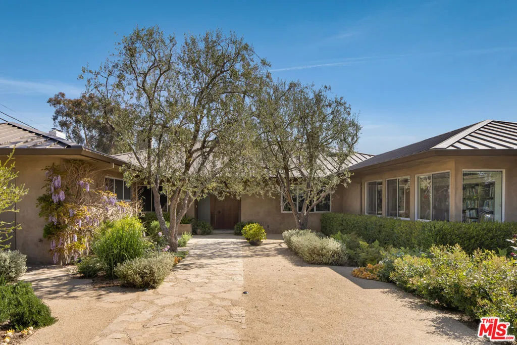 Los Angeles, California 90049, United States, 7 Bedrooms Bedrooms, ,8 BathroomsBathrooms,Residential,Active,108660