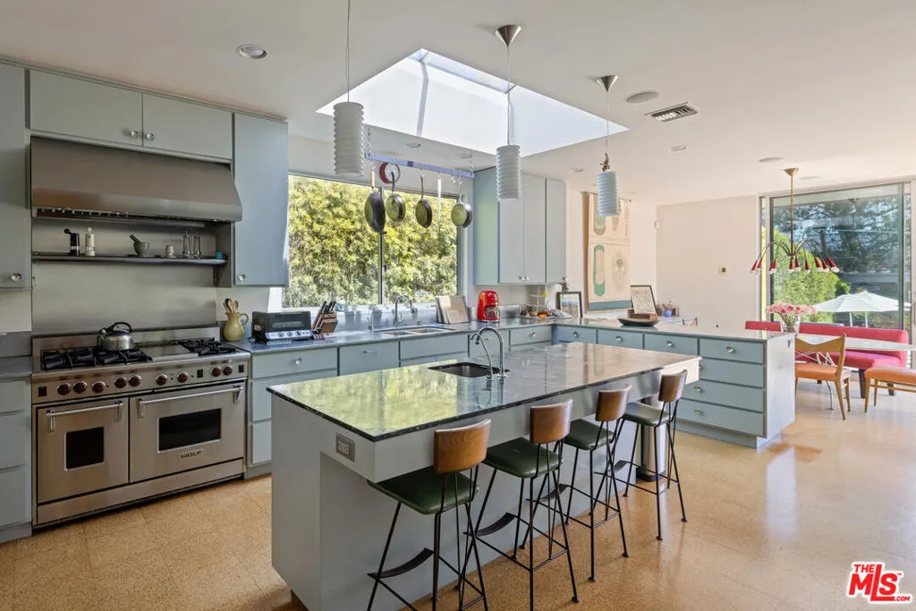 Los Angeles, California 90049, United States, 7 Bedrooms Bedrooms, ,8 BathroomsBathrooms,Residential,Active,108660