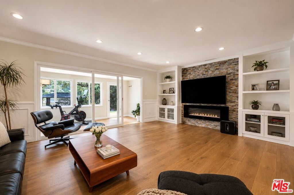 1918 Highland Oaks Drive