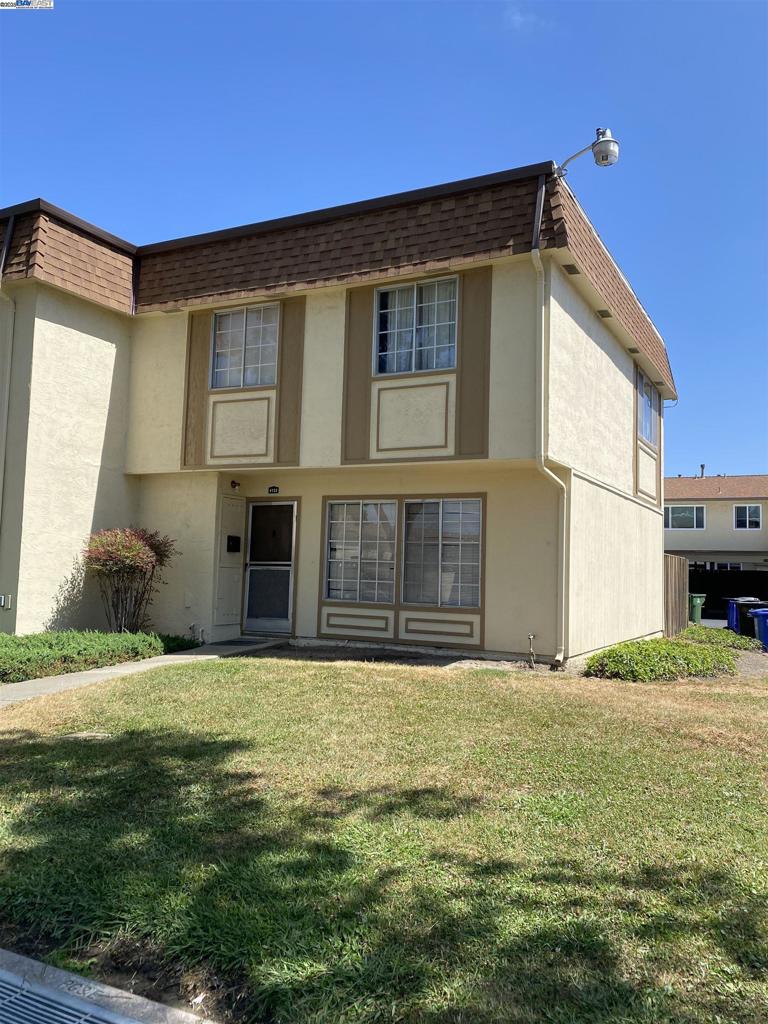 This is an amazing price! Excellent opportunity here. This end unit townhome style home ready for some upgrades but is priced accordingly. Prefer cash offer. Disclosures will be available on the 16th. Please do not disturb cooperating tenant. Please have your agent contact me for further details. Thank you.
