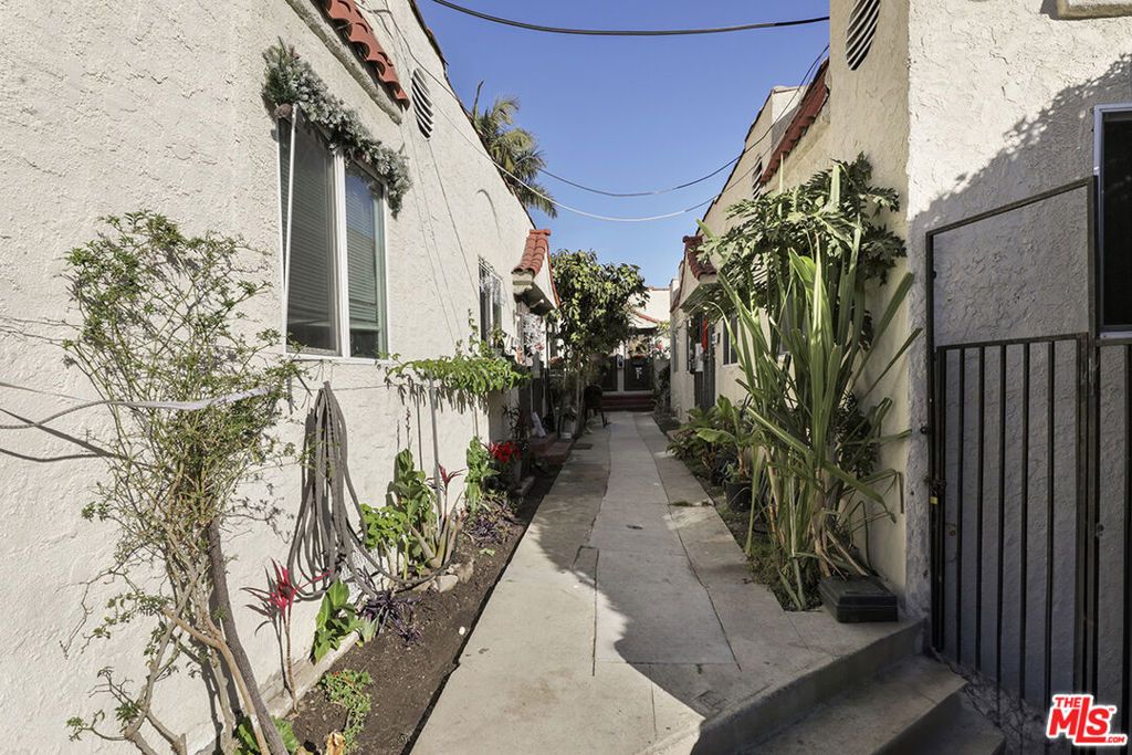 Photo of 4011 Country Club Drive, Los Angeles, CA 90019 (MLS # 25609701)
