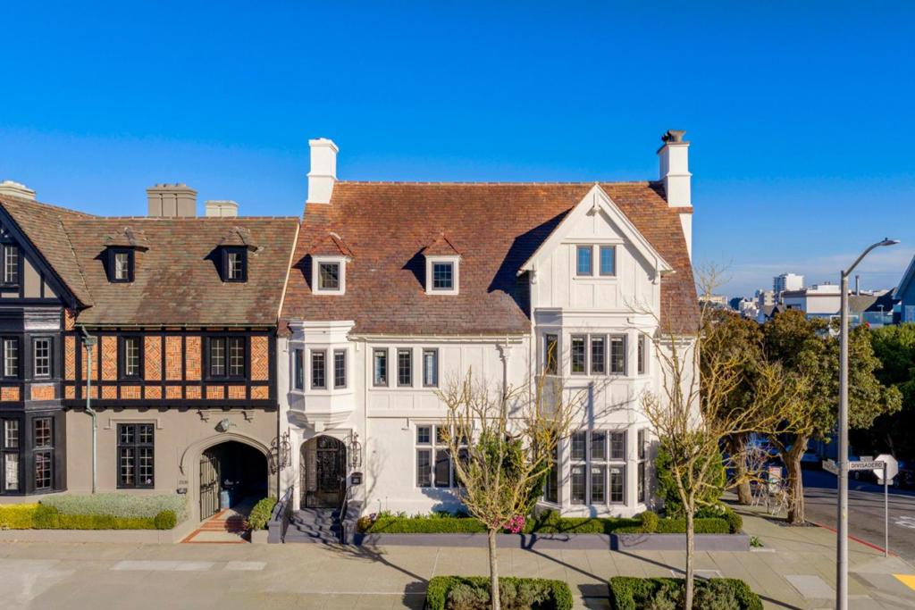 2500 Divisadero Street